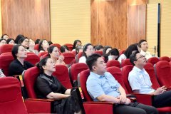 她以本身利用AI东西的丰硕实践经验为切 